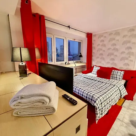 Metro Wifi 300mbs 65'tv Netflix Hbo Appletv+ Apartment Warschau